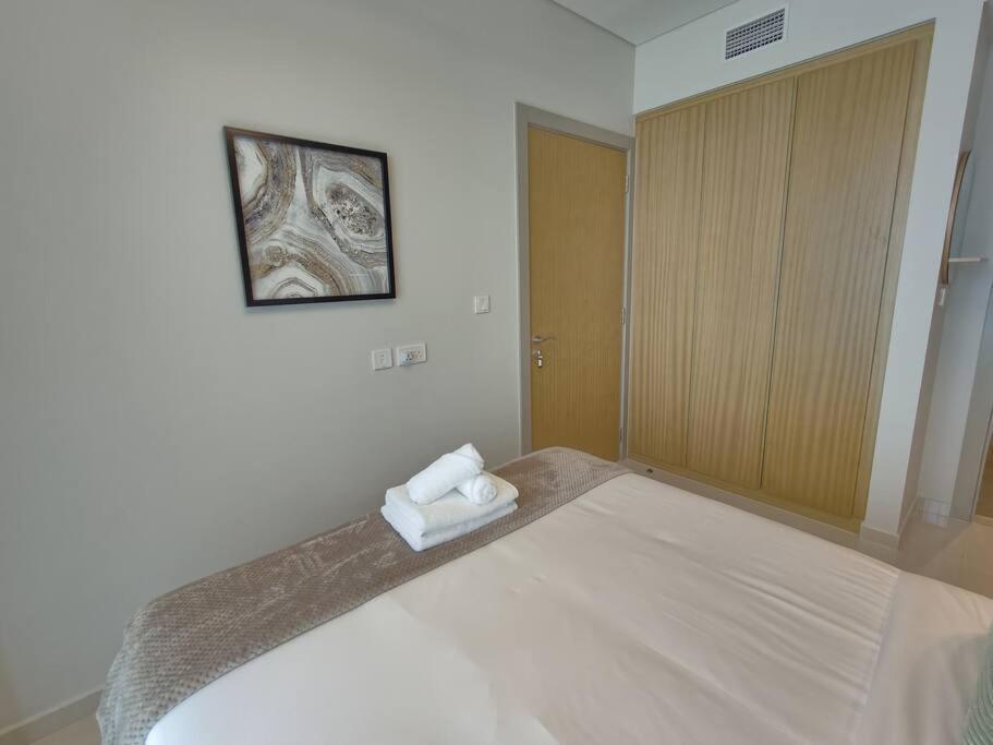 Upgraded Downtown 2 Bd Apartment *